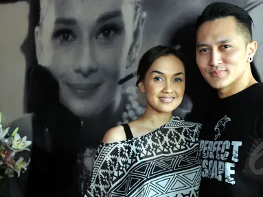 Demian bersama Sara Wijayanto saat ditemui di FX Sudirman (20/5/2015). Demian akan menyuguhkan aksi spektakuler dan ekstrim dengan mengubur dirinya dalam semen selama 50 jam. (Liputan6.com/Panji Diksana)