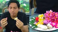 Lucky Hakim meracik makan siangnya dari hasil memetik sendiri buga-bunga tersebut dari kebunnya. (Sumber: Vidio/Indosiar)