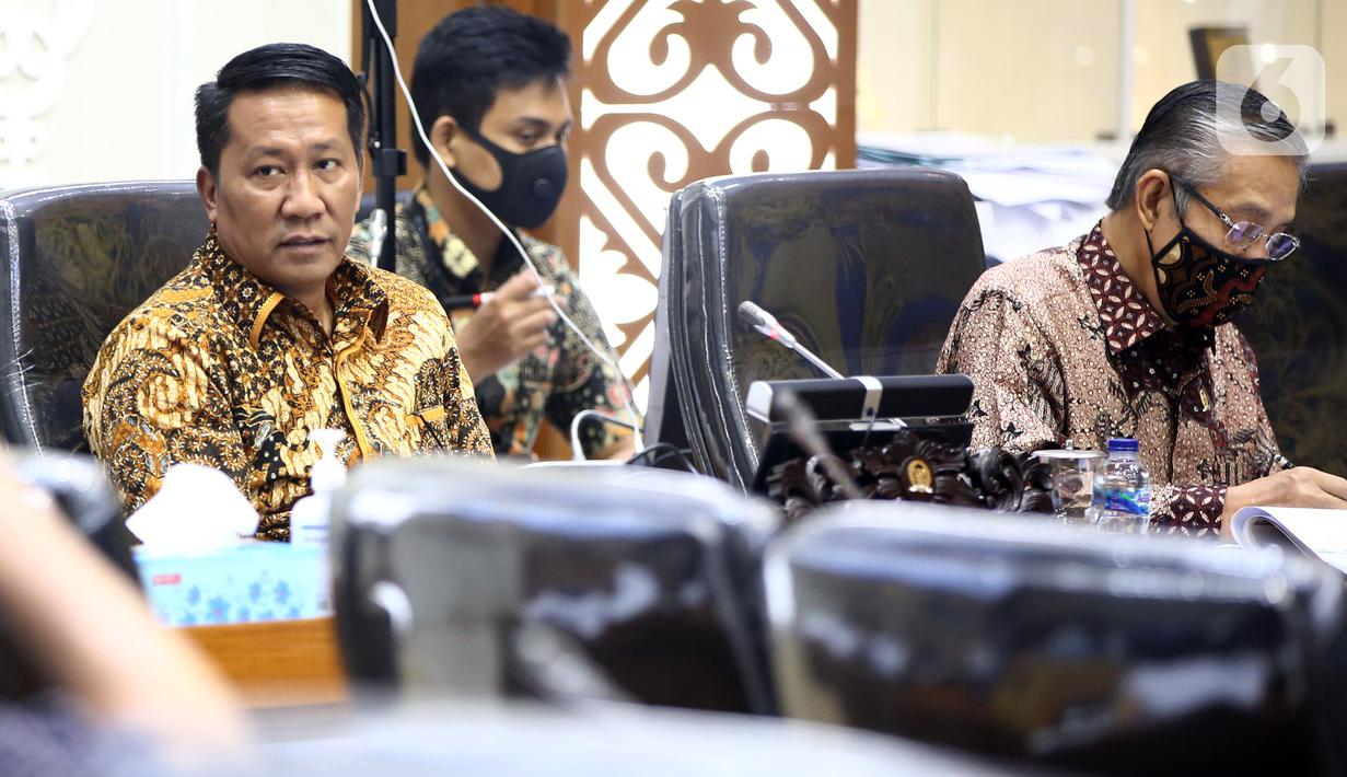 Ketua Baleg DPR RI Supratman Andi Agtas memimpin Rapat Kerja dengan pemerintah di Kompleks Parlemen, Jakarta, Kamis (22/7/2020). Baleg menggelar rapat Panitia Kerja (Panja) RUU Cipta Kerja dengan agenda melanjutkan pembahasan Daftar Inventarisasi Masalah (DIM) Bab III. (Liputan6.com/Johan Tallo)