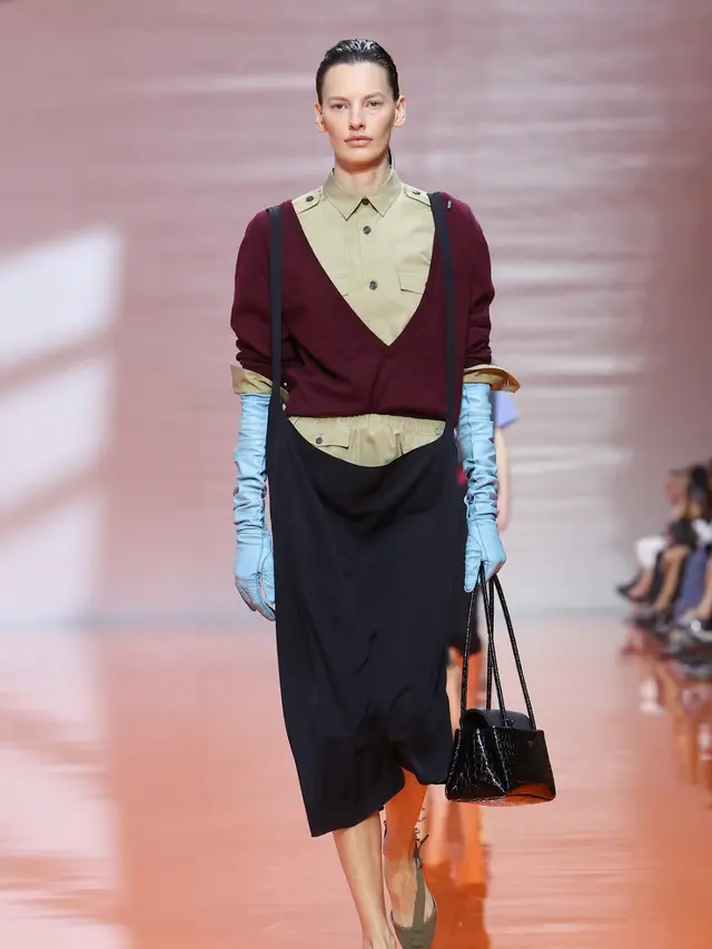 Chemistry Karina aespa dan ENHYPEN Jadi Pusat Sorotan di Prada Show, Kompak Tampil Professional Pakai Jas