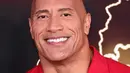 <p>Aktor AS Dwayne Johnson tiba untuk pemutaran perdana film 'Black Adam' di Time Square, New York City, Amerika Serikat, 12 Oktober 2022. Dia melontarkan senyum berseri-seri untuk para fotografer. (Jamie McCarthy/Getty Images/AFP)</p>
