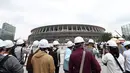 Awak media mengunjungi Stadion Nasional Tokyo, yang akan menjadi pusat penyelenggaraan Olimpiade 2020, di Tokyo pada Rabu (3/7/2019). Stadion dengan kapasitas 60 ribu itu akan menjadi venue upacara pembukaan serta berbagai nomor atletik dan cabang sepak bola. (Behrouz MEHRI/AFP)