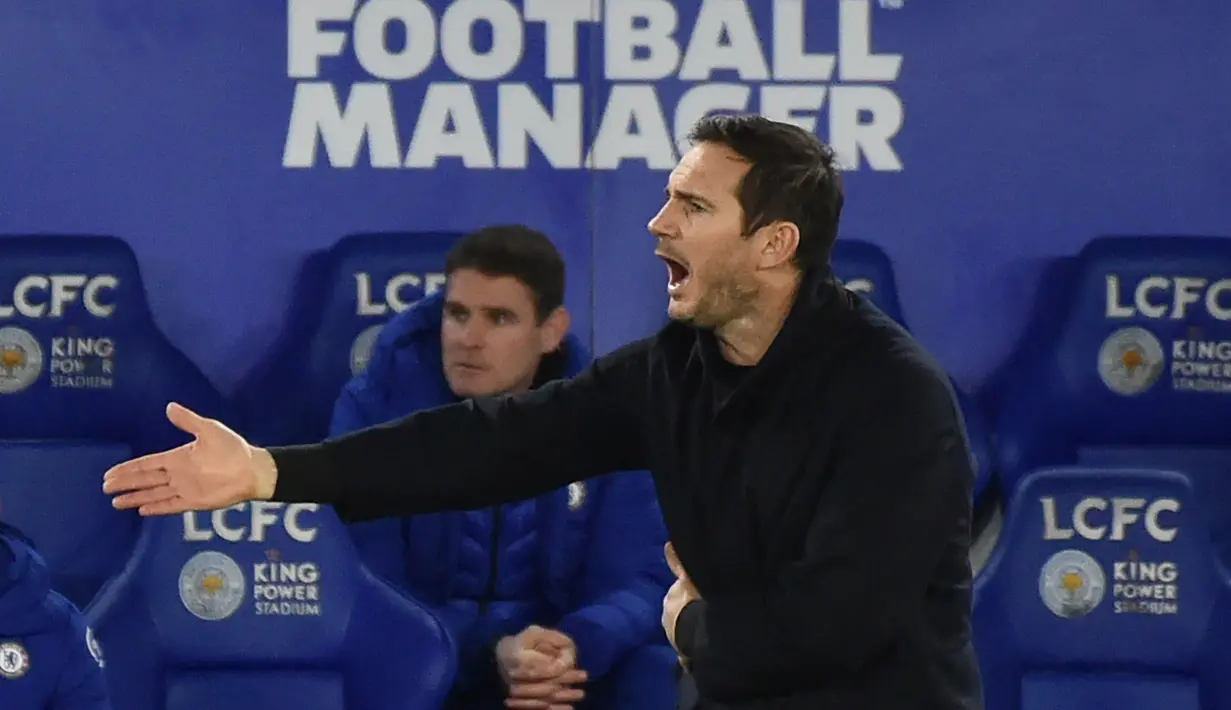 Manajer tim Chelsea, Frank Lampard tidak puas atas keputusan wasit dalam laga lanjutan Liga Inggris 2020/21 pekan ke-19 melawan Leicester City di King Power Stadium, Leicester, Selasa (19/1/2021). Chelsea kalah 0-2 dari Leicester City. (AFP/Rui Vieira/Pool)