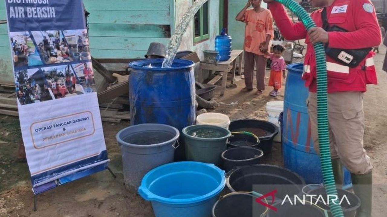 PMI Tapanuli Selatan Terus Salurkan Air Bersih Pascabencana Banjir untuk Warga Terdampak