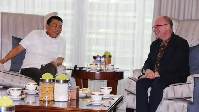 Kepala Staf Kepresidenan Moeldoko bertemu dengan Ted C. Fishman pada Kamis 13, September 2018. (Foto: Dokumentasi Kepala Staf Kepresidenan)