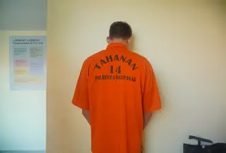 Polisi menangkap seorang WNA asal Belarus berinisial HS (29) pada Senin, 6 April 2026, yang diduga terlibat jaringan peredaran narkotika internasional. (Liputan6.com/Destarita Rahmawati)