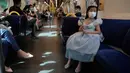 Seorang pengunjung yang mengenakan masker menaiki kereta menuju Hong Kong Disneyland pada Jumat (25/9/2020). Setelah dibuka dan tutup kembali, Disneyland Hong Kong dibuka kembali untuk wisatawan. (AP Photo/Kin Cheung)