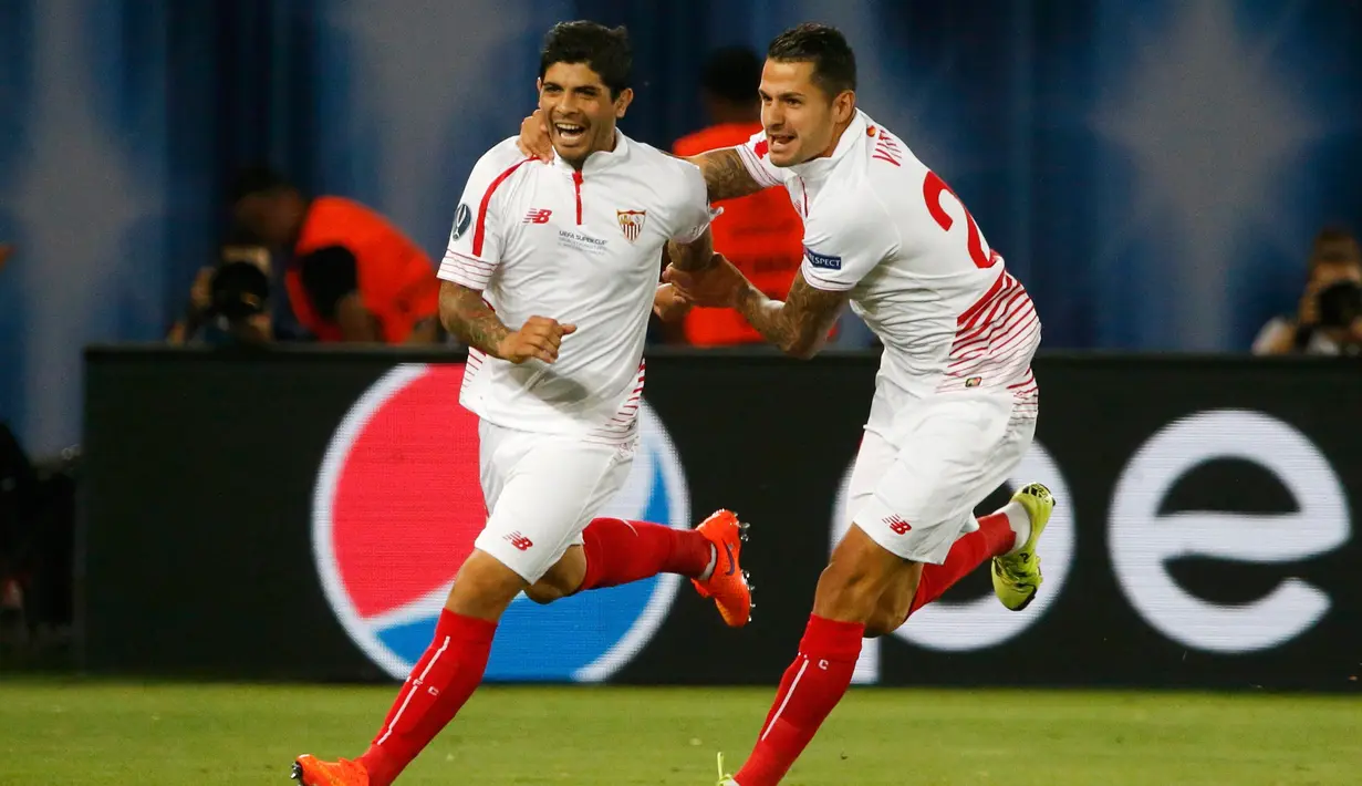 Gelandang Sevilla, Ever Banega (kiri) melakukan selebrasi usai mencetak gol ke gawang Barcelona pada Piala Super Eropa 2015 di Stadion Boris Paichadze, Tbilisi, Georgia, (12/8/2015). Barcelona menang atas Sevilla dengan skor 5-4. (REUTERS/Grigory Dukor)