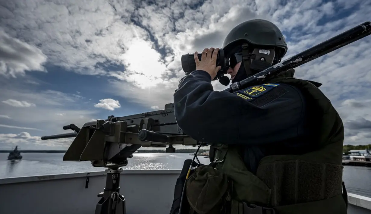 Penembak senapan mesin di kapal HMS Trosso (A264) saat latihan ranjau angkatan laut Northern Coasts 21 di luar Vastervik, Swedia, 21 September 2021. Latihan angkatan laut Northern Coasts 21 melibatkan sekitar 2.000 orang dan sekitar 30 kapal dari 13 negara. (JOHAN NILSSON/TT NEWS AGENCY/AFP)