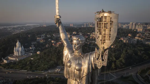 Ukraina mengganti lambang Soviet dengan trisula