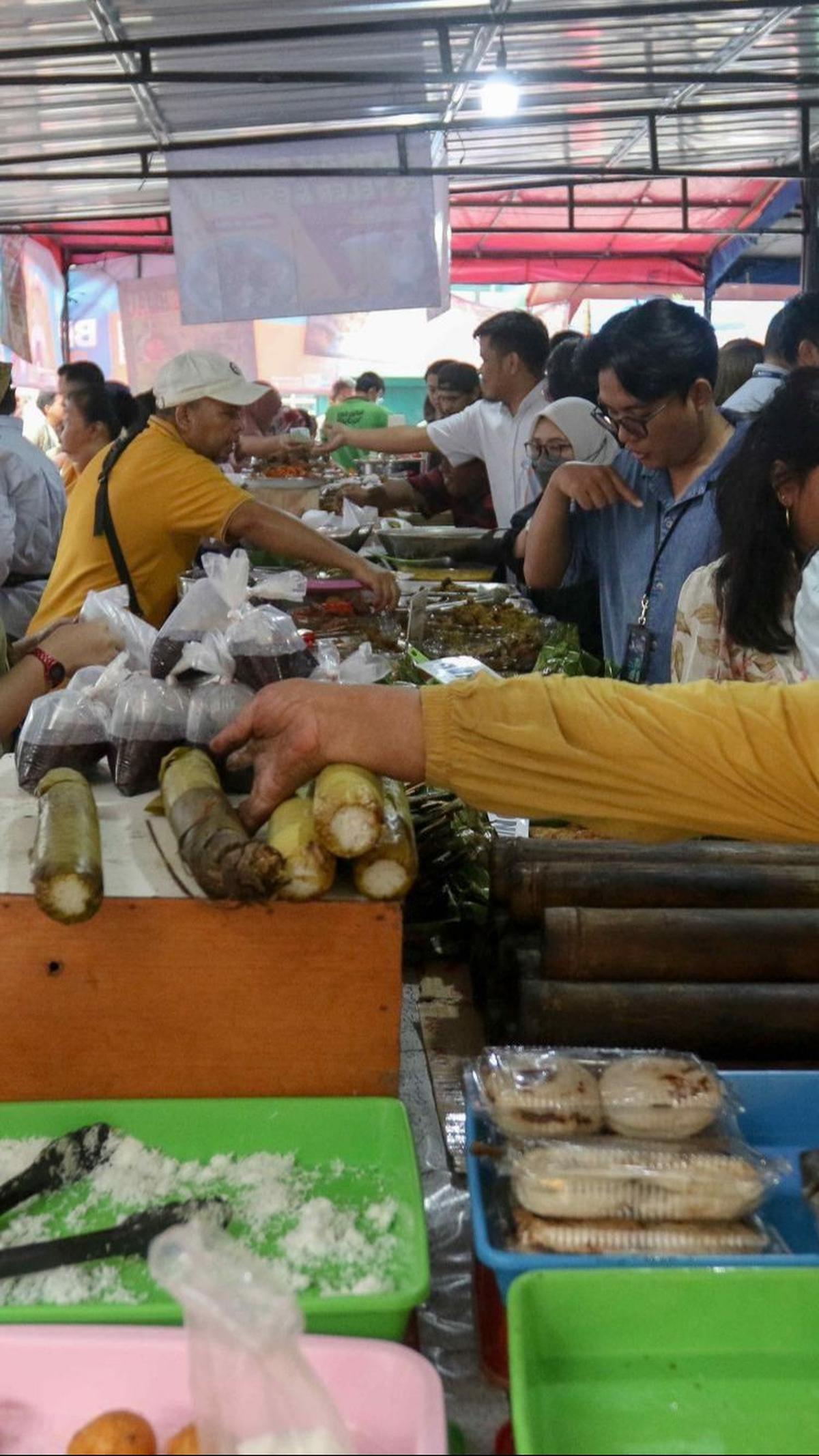 Pasar Takjil Ramadan yang dibuka selepas azan Ashar ini pun langsung dipadati warga.&nbsp;Foto: Liputan6.com / Herman Zakharia