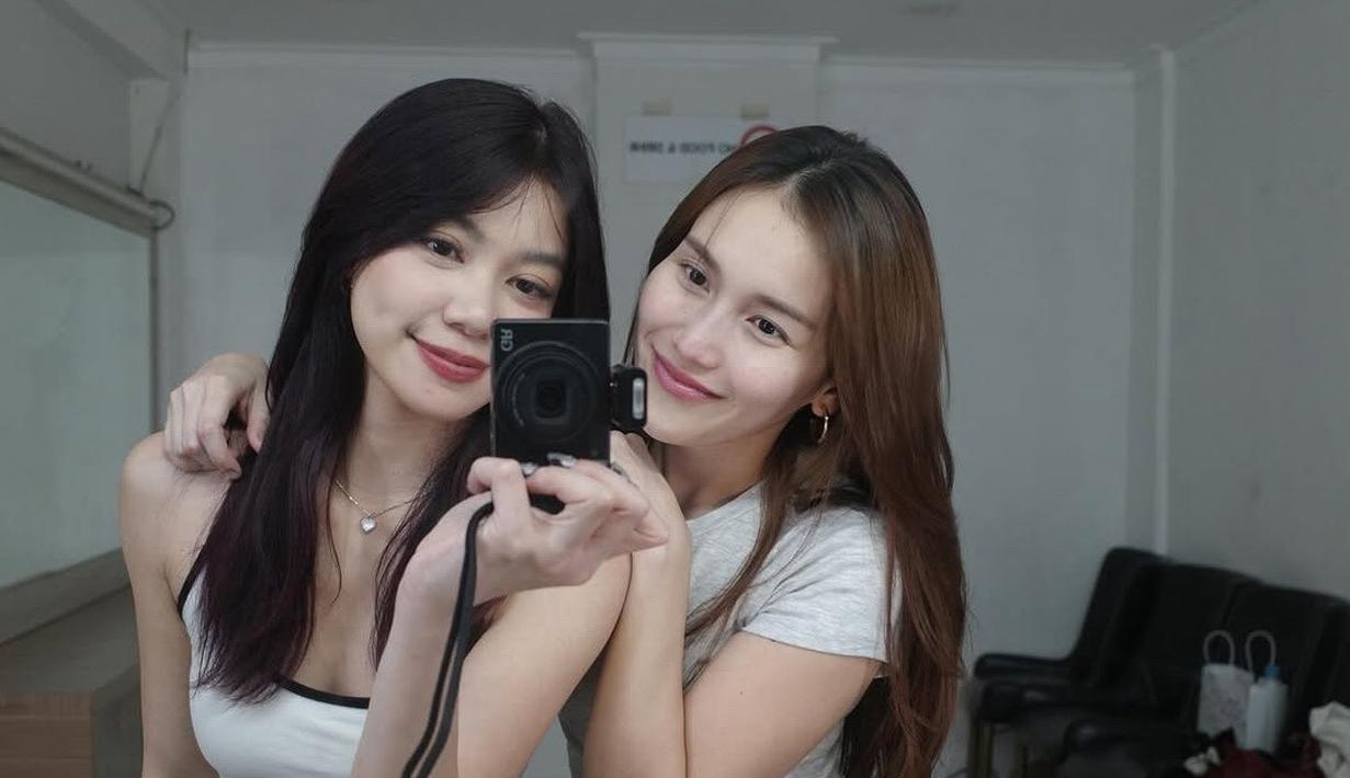 Dalam beberapa foto yang diunggah, Ayu Ting Ting dan Regina Phoenix terlihat mengenakan outfit kasual namun tetap stylish. Keduanya memadukan atasan putih dengan bawahan jeans dan celana hitam. Ayu Ting Ting yang sudah berusia 32 tahun bak seumuran dengan Regina Phoenix. Seperti diketahui, Regina lahir pada 22 Juni 2000 dan genap berusia 25 tahun pada Juni 2025 mendatang. (Liputan6.com/IG/@ayutingting92)