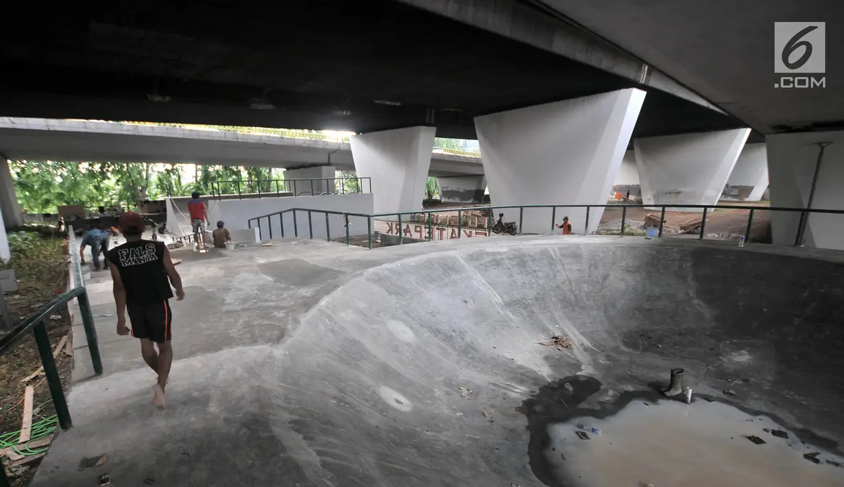 Suasana arena papan seluncur atau skate park dan lintasan sepeda BMX di kolong Flyover Slipi, Jakarta, Kamis (13/12). Pemprov DKI Jakarta melalui Suku Dinas Kehutanan membangun skate park. (Merdeka.com/Iqbal S. Nugroho)