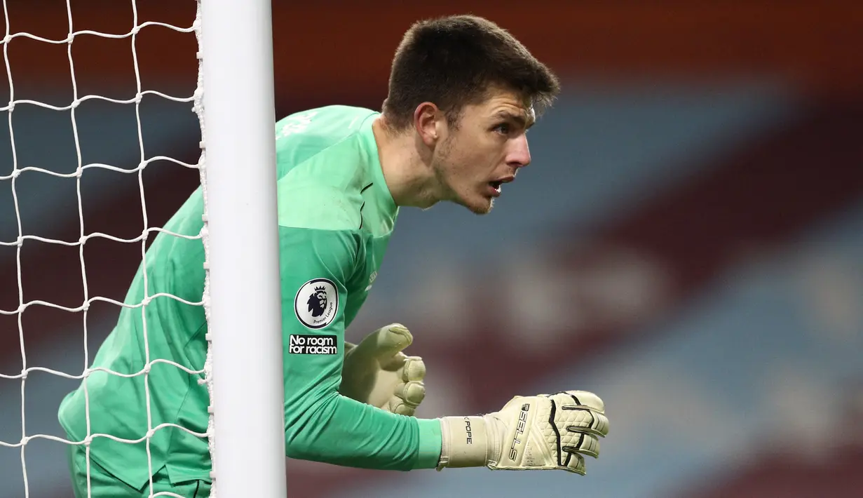 Nick Pope. Kiper Inggris ini telah membuat 11 kali clean sheet bersama Burnley, setara dengan Illan Meslier (Leeds United) dan Kasper Schmeichel (leicester City). Nick Pope unggul karena jumlah laga yang lebih sedikit, 32. Untuk saves, ia ada di posisi ke-5 dengan 114 saves. (AFP/Jan Kruger/Pool)