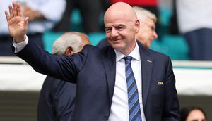 Gianni Infantino, Presiden FIFA, melambaikan tangan kepada penonton sebelum pertandingan babak 16 besar Piala Dunia Antarklub 2025 antara CR Flamengo dan FC Bayern M&uuml;nchen di Hard Rock Stadium pada 29 Juni 2025 di Miami Gardens, Florida. (Michael Reaves/Getty Images via AFP)