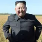 Gambar tak bertanggal yang dirilis pada 9 Oktober 2019, pemimpin Korea Utara, Kim Jong-un mengunjungi ladang pertanian No. 1116 dari KPA Unit 810 di lokasi yang dirahasiakan. Ini merupakan penampilan perdana Kim Jong-un sejak perundingan nuklir dengan AS tidak mencapai titik temu. (KCNA VIA KNS/AFP)