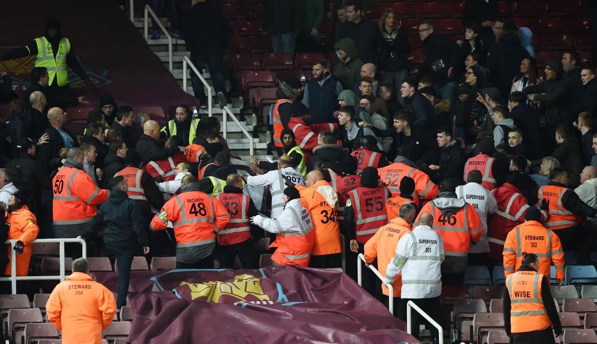 Keributan melibatkan suporter West Ham United dan Manchester City dalam laga Liga Inggris di Stadion Upton Park, (23/1/16). (Action Images via Reuters/Tony O'Brien)