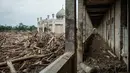 Mereka meminta perhatian dan bantuan nyata dari pemerintah untuk menangani tumpukan kayu tersebut. Tampak dalam foto, tumpukan pohon tumbang yang tersapu banjir bandang sekitar tiga minggu lalu masih terlihat di Pesantren Darul Mukhlisin dan masjid yang terhubung dengannya di Aceh Tamiang, pada Minggu 14 Desember 2025. (Yasuyoshi CHIBA/AFP)