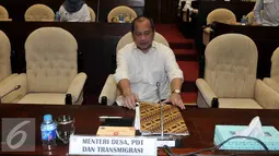 Menteri Desa, PDT dan Transmigrasi Marwan Jafar sebelum mengikuti raker dengan Komisi V DPR RI, di Kommpleks Parlemen, Jakarta (18/4). Rapat membahas evaluasi penggunaan dana desa dan pendamping desa. (Liputan6.com/JohanTallo)