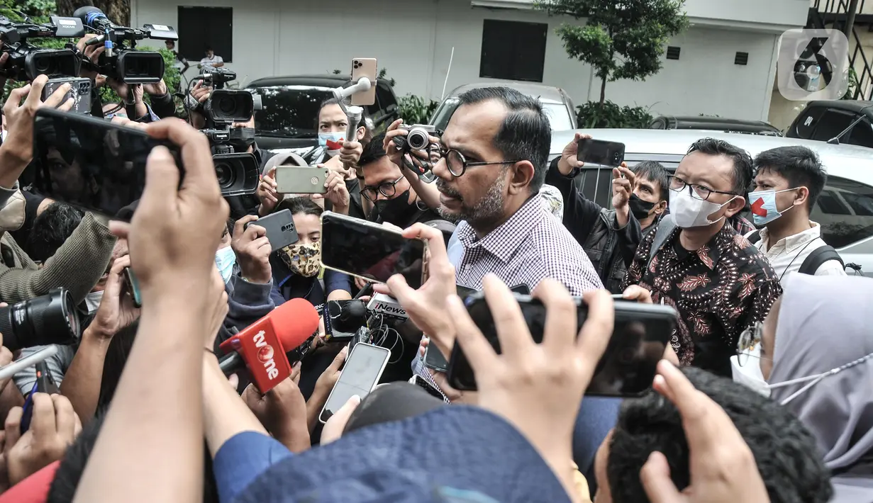 Direktur Lokataru Haris Azhar menyampaikan keterangan kepada awak media saat tiba di Polda Metro Jaya, Jakarta, Senin (21/3/2022). Haris Azhar tiba untuk memenuhi pemeriksaan sebagai tersangka bersama Koordinator KontraS, Fatia Maulidiyanti. (merdeka.com/Iqbal S. Nugroho)