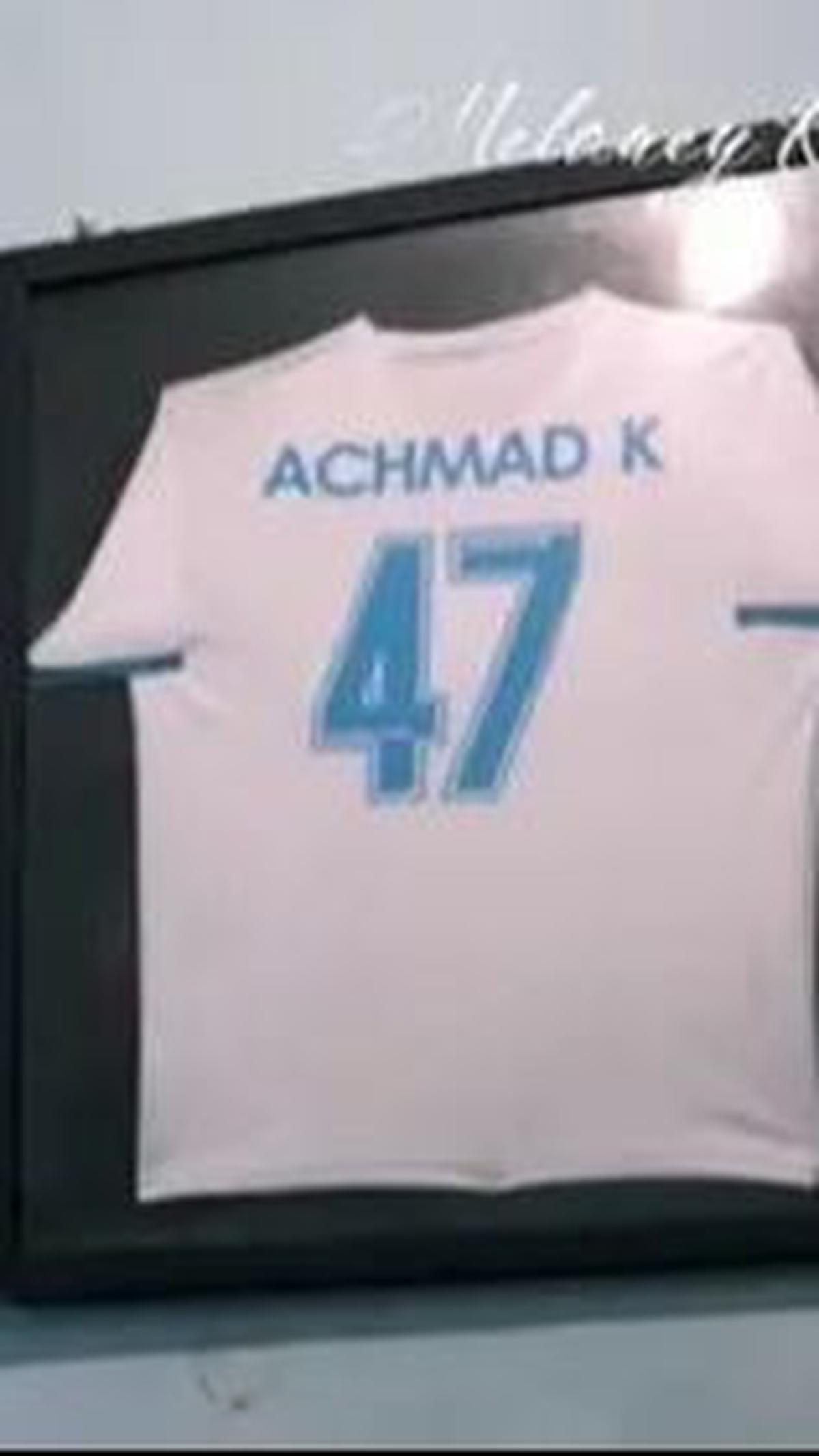 Jersey yang terpajang di ruang tamu
