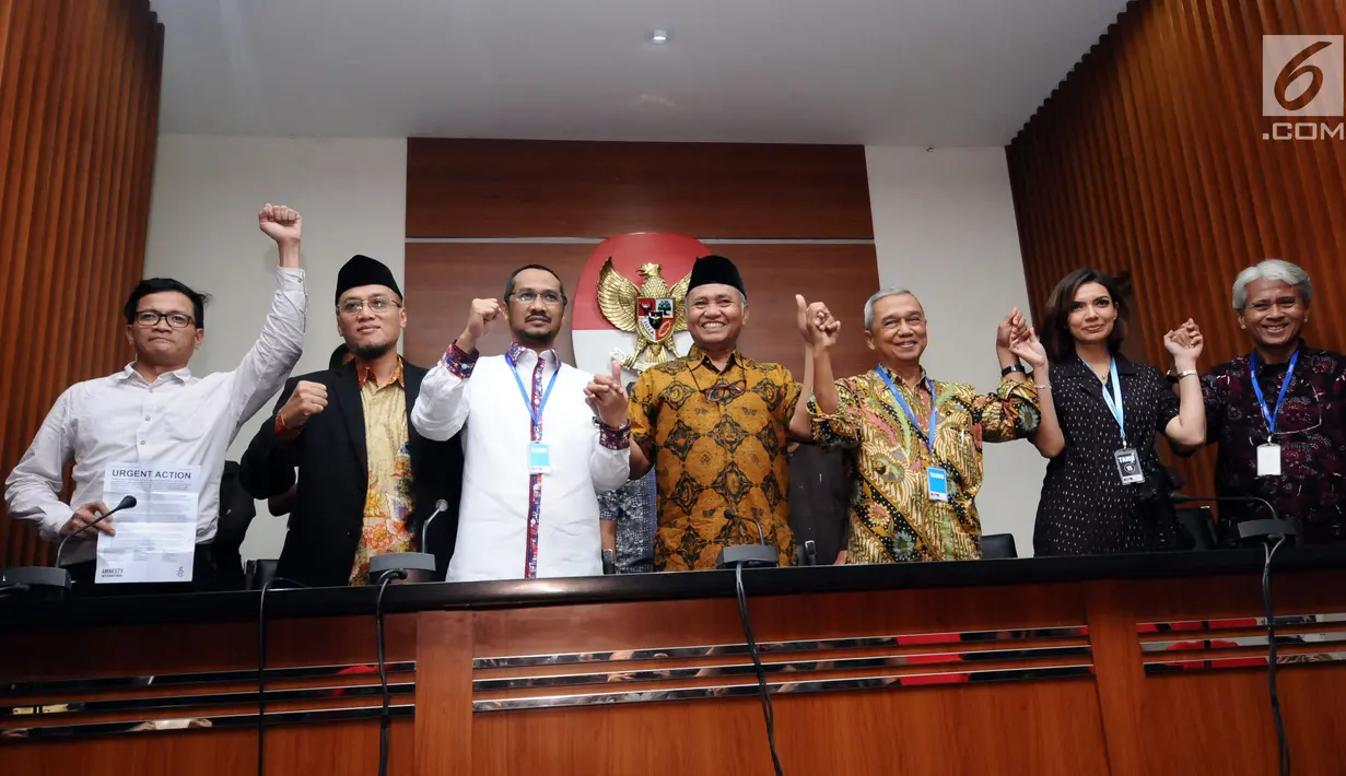 Ketua KPK, Agus Rahardjo (tengah) bersama pegiat anti-korupsi berfoto usai pertemuan di Gedung KPK, Jakarta, Selasa (31/10). Pertemuan membahas perkembangan kasus penyerangan penyidik KPK, Novel Baswedan. (Liputan6.com/Helmi Fithriansyah)