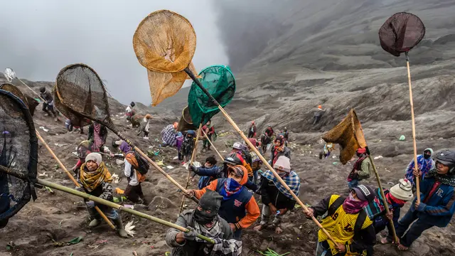 Yadnya Kasada, Ritual Melarung Sajen ke Kawah Gunung Bromo