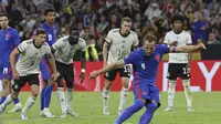 Pemain Inggris Harry Kane mencetak gol pembuka timnya saat pertandingan sepak bola UEFA Nations League antara Jerman dan Inggris di Allianz Arena, di Munich, Jerman, Selasa, 7 Juni 2022. (Christian Charisius/DPA via AP)