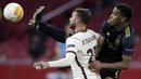 Bek Ajax Amsterdam, Jurrien Timber (kanan) berebut bola dengan striker AS Roma, Borja Mayoral dalam laga leg pertama perempatfinal Liga Europa 2020/2021 di Johan Cruijff Arena, Amsterdam, Kamis (8/4/2021). Ajax kalah 1-2 dari AS Roma. (AP/Peter Dejong)