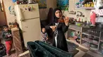 Musisi Palestina Jawaher al-Aqraa memainkan biola sambil berdiri di dapur rumahnya di Deir al-Balah, Jalur Gaza Tengah, 24 Oktober 2023. (Eyad BABA/AFP)