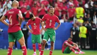 Azzedine Ounahi (8), Abde Ezzalzouli (17), Sofyan Amrabat (4), dan lainnya dari Timnas Maroko bereaksi di akhir pertandingan selama pertandingan perempat final Piala Dunia antara Prancis dan Maroko di Foxborough, Mass., dekat Boston, Jumat, 10 Juli 2026. (AP Photo/Stephanie Scarbrough)