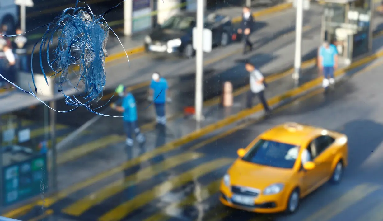 Sebuah kaca retak usai terjadinya ledakan bom bunuh diri di bandara Ataturk, Istanbul, Rabu (29/6). Ledakan bom bunuh diri tersebut menghancurkan sebagian ruangan di bandara internasional terbesar di Turki ini. (REUTERS/Osman Orsal)
