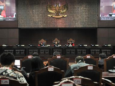 Suasana sidang perdana sengketa Pemilu Legislatif 2019 di Gedung Mahkamah Konstitusi (MK), Jakarta, Selasa (9/7/2019). Sidang perdana kali ini berisi pemeriksaan pendahuluan. (merdeka.com/Iqbal Nugroho)