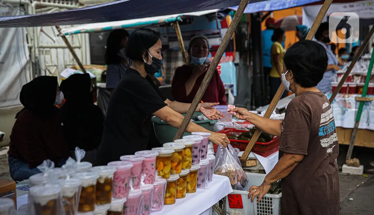 Pedagang melayani pembeli di Pasar Takjil Benhil, Jakarta, Selasa (13/4/2021). Pasar takjil yang ada setiap bulan Ramadhan tersebut dipadati warga untuk membeli makanan berbuka puasa. (Liputan6.com/Faizal Fanani)
