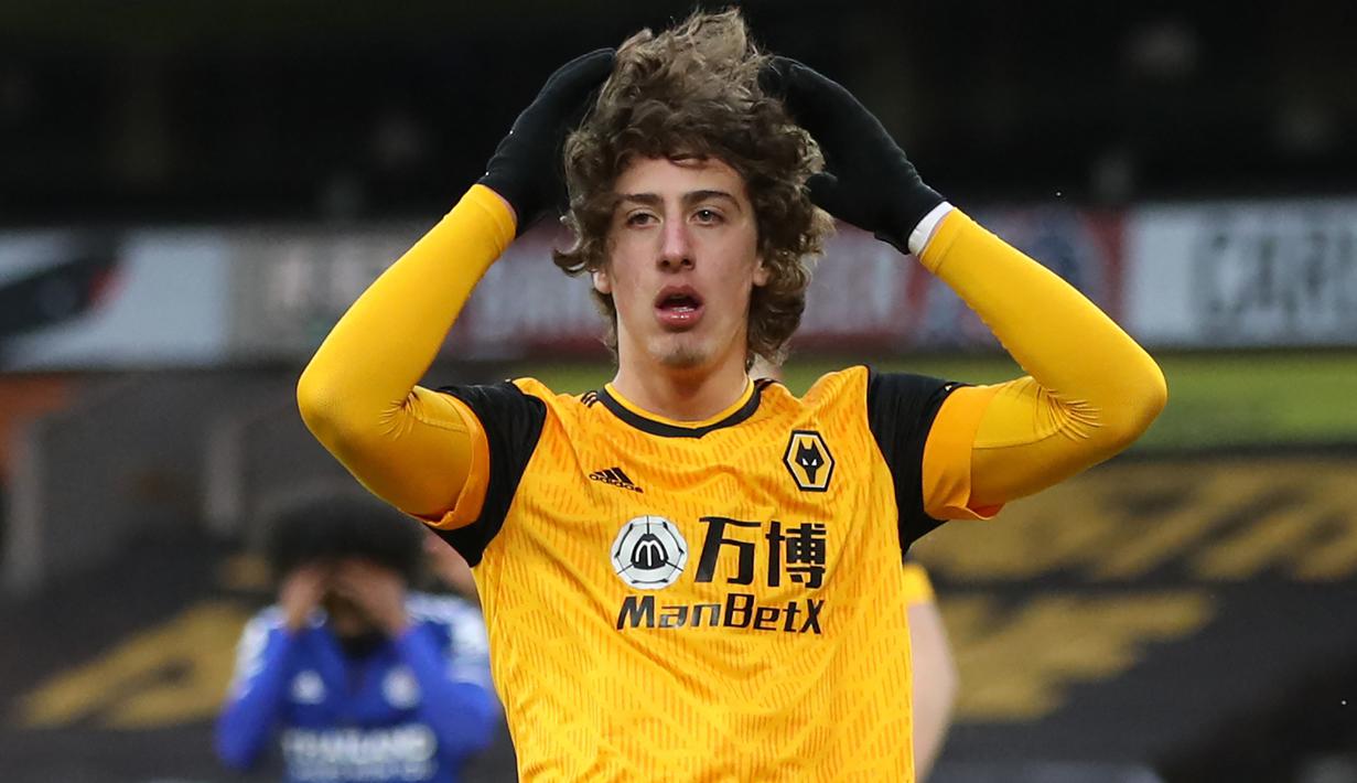 Fabio Silva. Striker berusia 19 tahun ini didatangkan Wolverhampton dari FC Porto pada awal musim 2020/2021. Di musim pertamanya di Liga Inggris, ia tampil dalam 32 laga dengan mencetak 4 gol dan 3 assist. Di musim ini ia baru tampil 9 kali dan sempat terkena COVID-19. (AFP/Pool/Nick Potts)