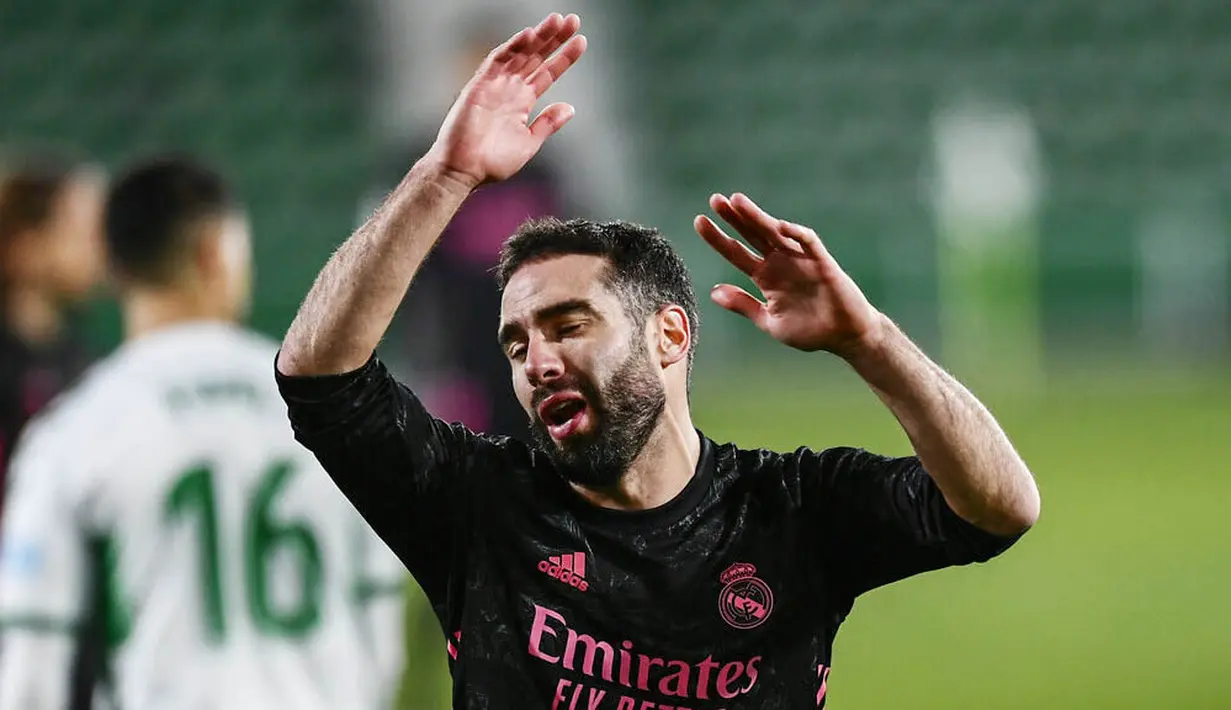 Bek Real Madrid, Dani Carvajal, tampak kecewa usai gagal mengalahkan Elche pada laga Liga Spanyol di Stadion Manuel Martinez Valero, Rabu (30/12/2020). Kedua tim bermain imbang 1-1. (AP/Jose Breton)