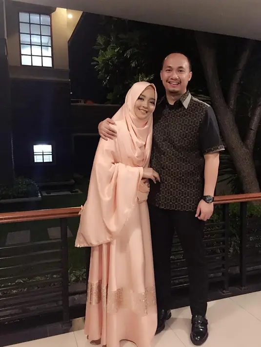 Harmonis bersama sang suami, Nuri Maulida tampil anggun dan cantik dengan gamis dan hijab syar’i yang warnanya senada. Kali ini, Nuri memilih warna pastel yang sangat pas dipakai olehnya. (Instagram/nurimaulida)