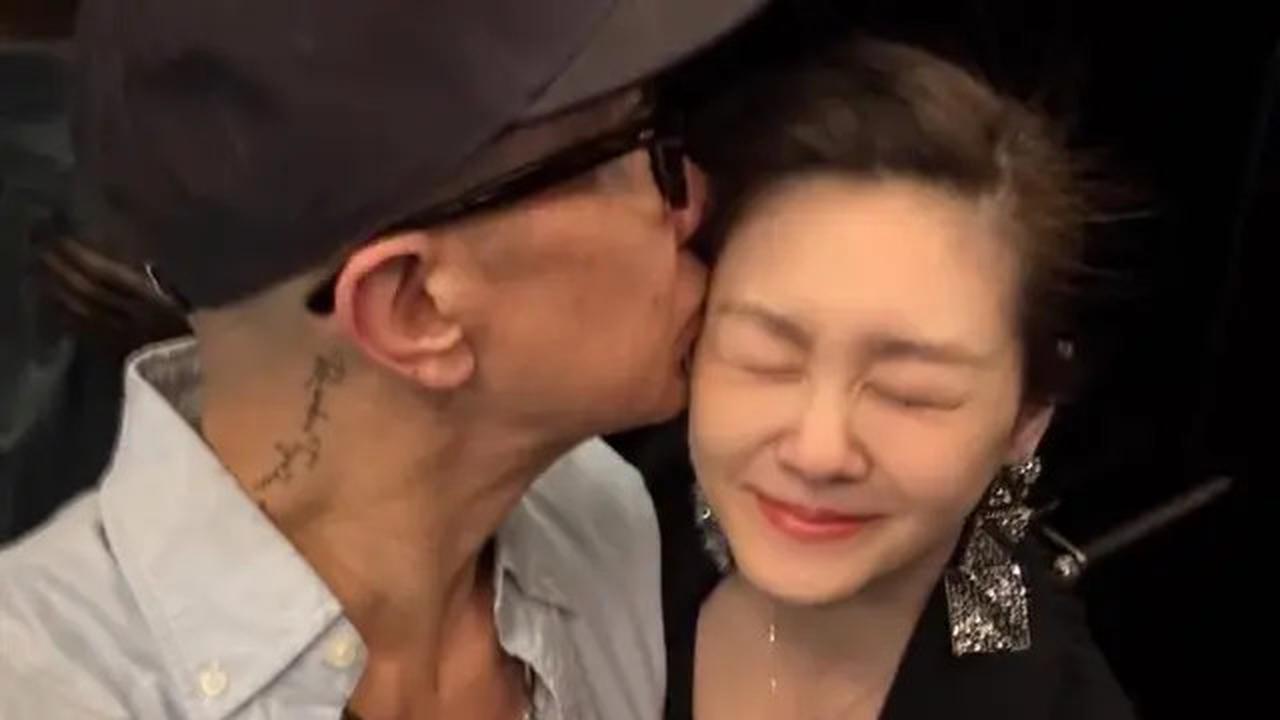Suami Berikan Ciuman Perpisahan pada jenazah Barbie Hsu, Tangisnya Menyayat Hati