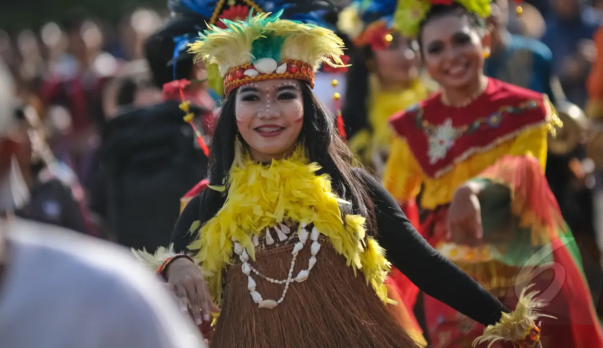 Seorang penari T-Ta menari saat car free day di Bundara HI, Jakarta, Minggu (26/4/2015). Mereka meminta sumbangan kepada warga untuk mengikuti Interntional Folklore Festival di Spanyol. (Liputan6.com/Faizal Fanani)