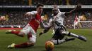5. Bek Arsenal, Hector Bellerin, berebut bola dengan bek Tottenham, Danny Rose, pada laga Liga Premier Inggris di Stadion White Hart Lane, Sabtu (5/3/2016). Kedua tim bermain imbang 2-2. (AFP/Adrian Dennis)