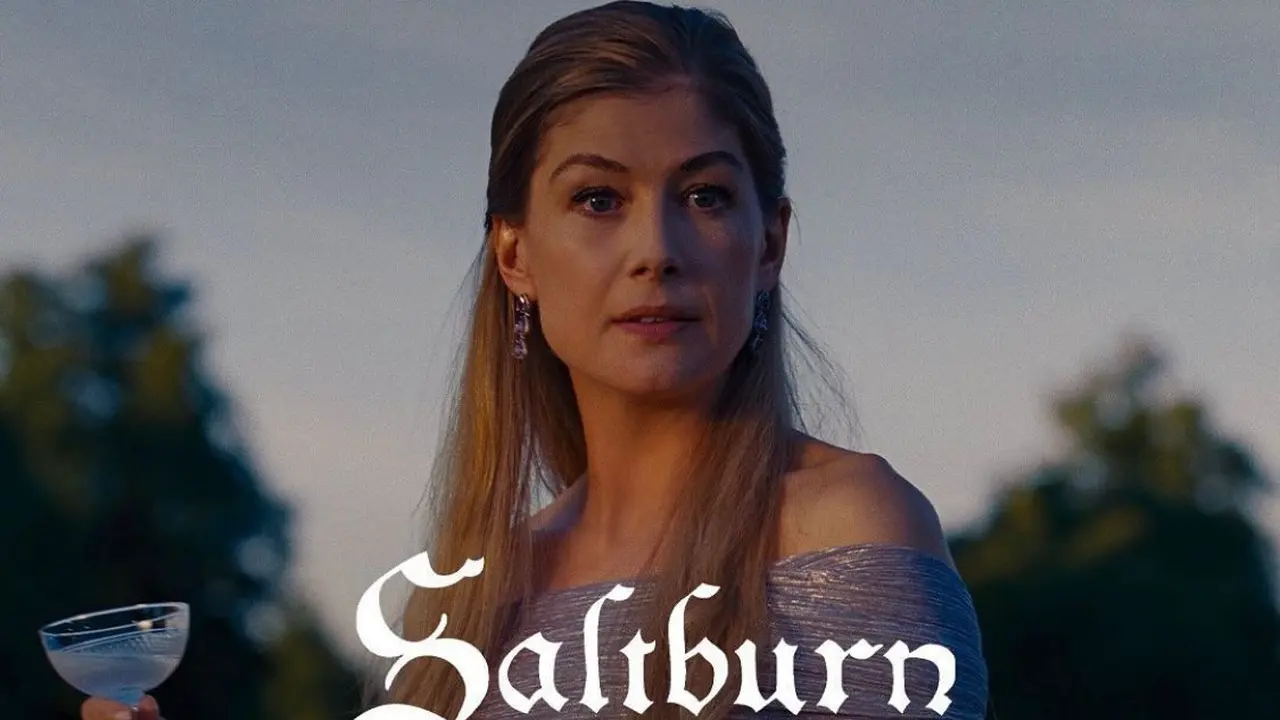 Rosamund Pike dalam film Saltburn