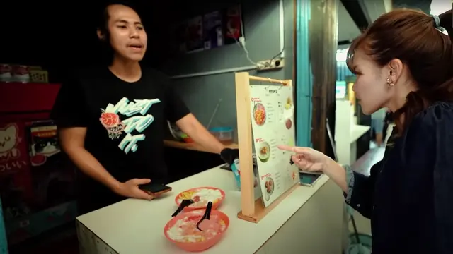 Ayu Ting Ting Tolak Tawaran Makanan Gratis Saat Jajan di Blok M, Banjir Pujian dari Netizen (credit: YouTube/Qiss You TV)