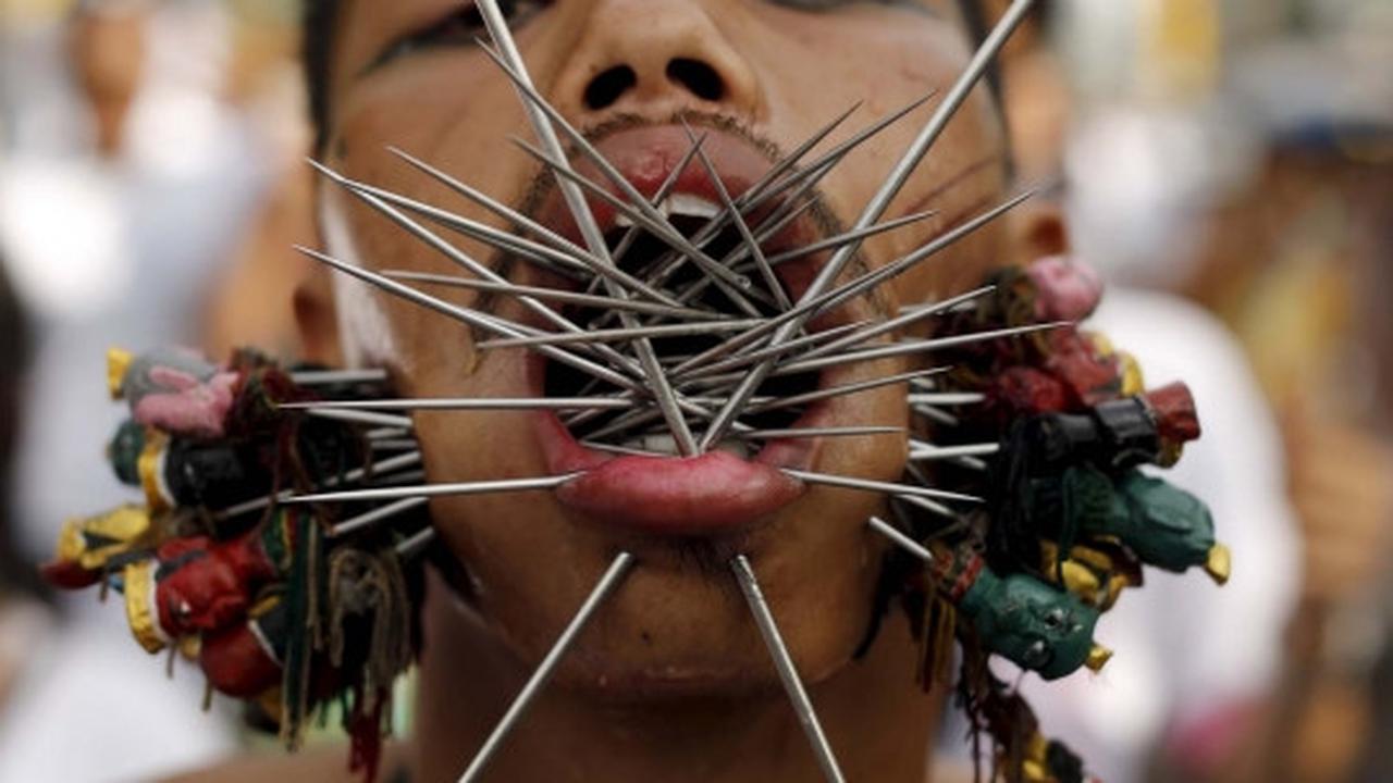 Festival debus ala Thailand ini bikin merinding