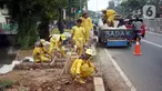 Petugas Sudin Bina Marga memerbaiki trotoar di Jalan Dr. Saharjo, Menteng Atas, Jakarta Selatan, Selasa (17/11/2020). Selama periode Januari hingga Oktober 2020, Suku Dinas (Sudin) Bina Marga Jakarta Selatan telah memperbaiki  6.132 titik trotoar di wilayahnya. (Liputan6.com/Immanuel Antonius)