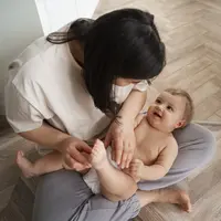 Ilustrasi pijat bayi (copyright Freepik)