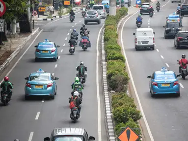 Pengendara motor melaju di antara mobil di Jalan Rasuna Said, Jakarta, Selasa (4/9). Pemprov DKI menerapkan kawasan ganjil-genap selama 15 jam yang akan menjadi tempat lintas Electronic Road Princing(ERP) atau jalan berbayar. (Liputan6.com/Faizal Fanani)
