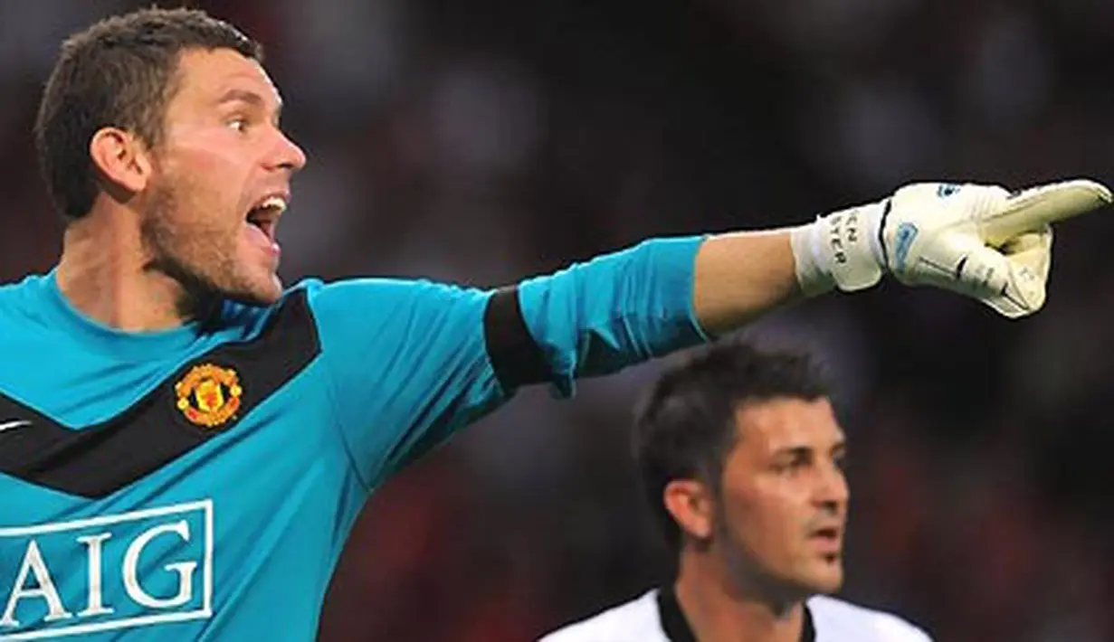 Aksi kiper Manchester United, Ben Foster dalam partai persahabatan kontra Valencia di Old Trafford, Manchester, pada 5 Agustus 2009. AFP PHOTO/ANDREW YATES