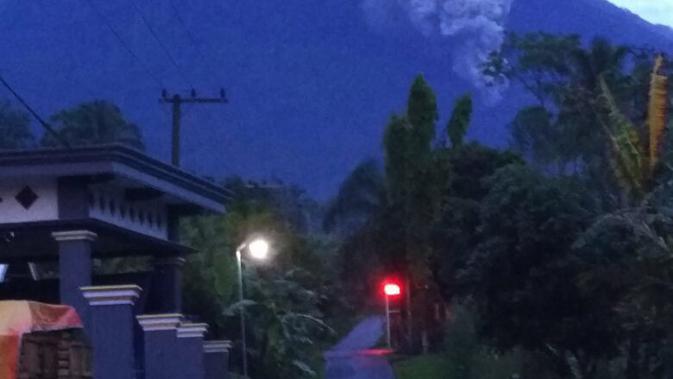 Gunung Semeru yang tertinggi di Pulau Jawa itu mengeluarkan awan panas sejauh 1,5 kilometer dari puncak. (Liputan6.com/Dian Kurniawan)