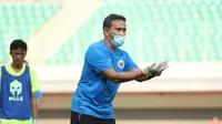 Pelatih Timnas Indonesia U-16, Bima Sakti, memberikan arahan saat pemusatan latihan di Stadion Patriot Candrabhaga, Bekasi, Senin (6/7/2020). Timnas Indonesia U-16 terus menggelar persiapan sebelum berkiprah di Piala AFC U-16 2020. (Dokumentasi PSSI)