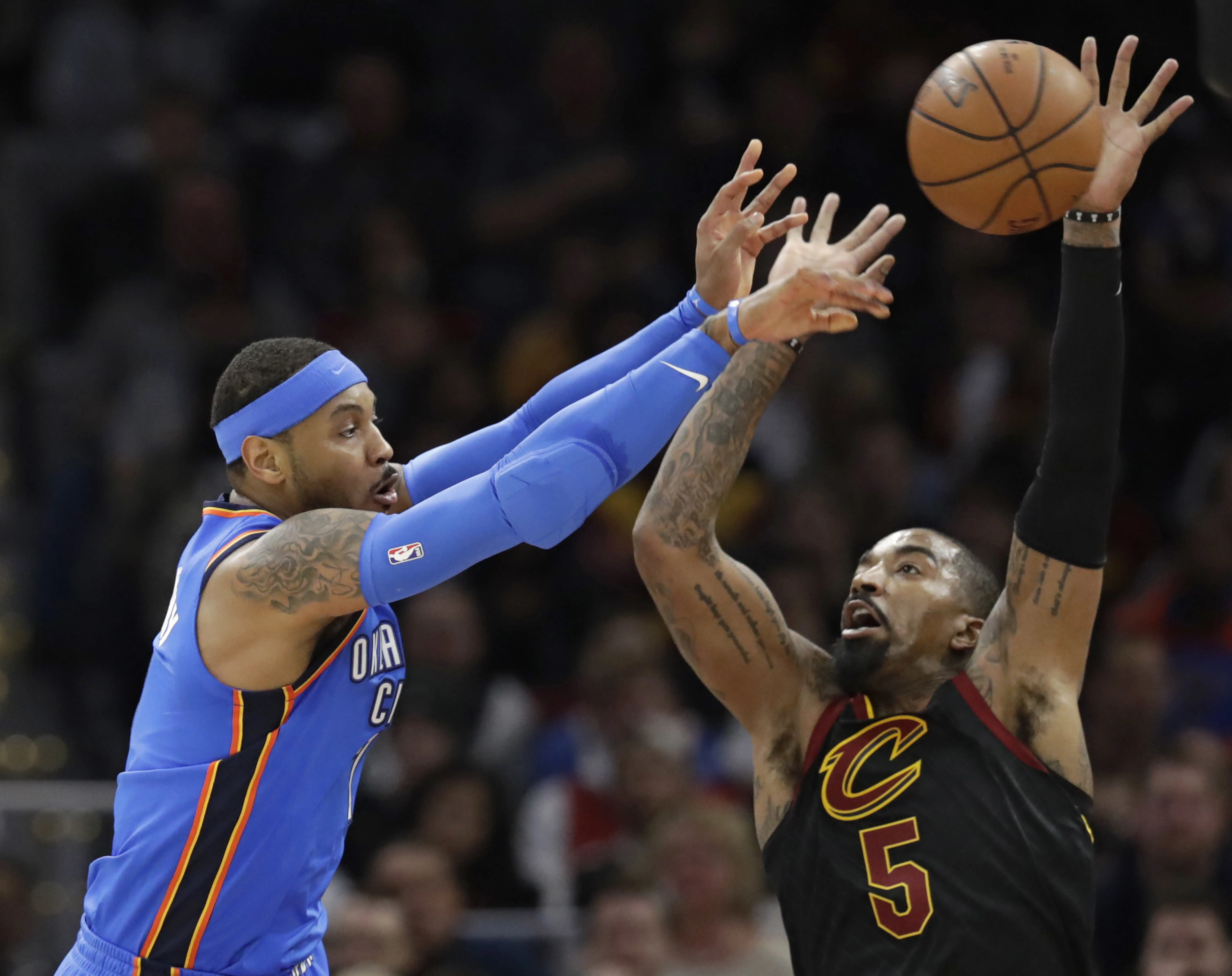 Aksi Carmelo Anthony saat Thunder kalahkan Cavaliers (AP Photo/Tony Dejak)